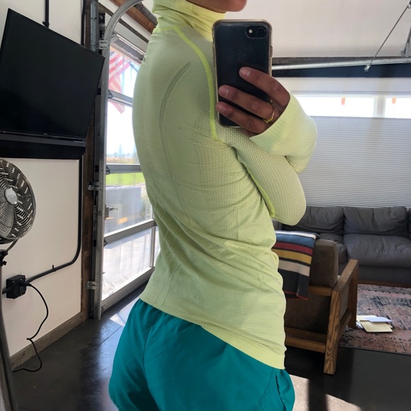 Lululemon Run : Swiftly Turtleneck in yellow - Picture 5 of 9